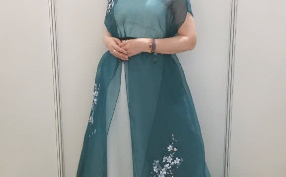 周海媚穿长裙戴皇冠女王范十足,气质容貌都不输流量小花