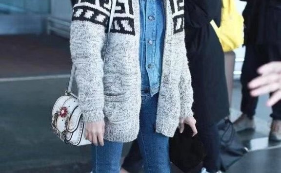 董洁机场牛仔衣叠穿针织衫,少女气质依旧惊艳