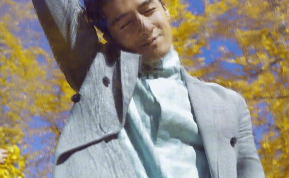 胡歌最新的封面大片里,他还是那个温润的“老胡”