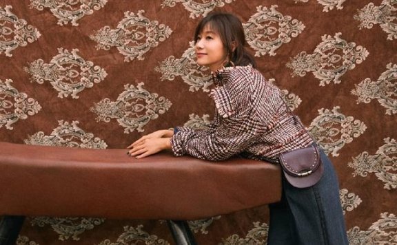 徐静蕾拖地长格纹裙搭配贝雷帽,尽显法式少女优雅感