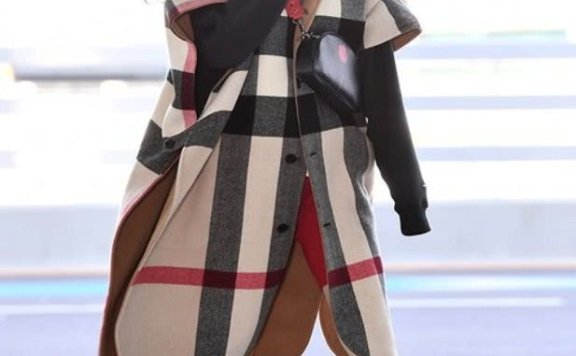 韩国知名歌手金泫雅,腰间别朵小白花,充满了Swag!