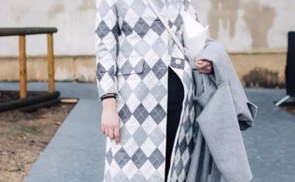 大衣+运动鞋更时髦！