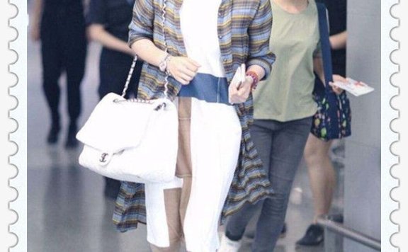 蒋欣拥有一张18岁的脸蛋，可这110斤身材太出戏了