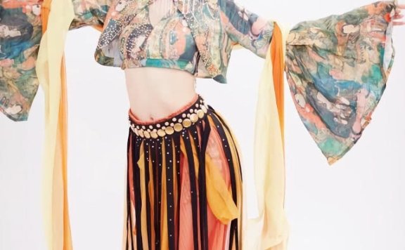 娱乐圈又多了一位新疆美女,哈妮克孜美成仙女,却瘦得让人心疼!