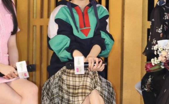 春夏格子裙+紫色短靴,露出蓝白条纹袜,这造型想让人忽视都难