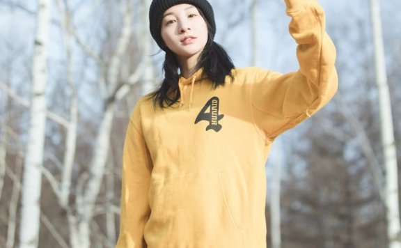 章龄之在综艺《亲爱的客栈》中穿黄色卫衣明媚如少女
