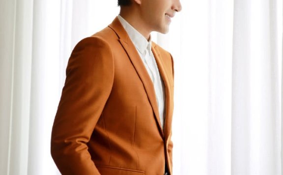 刘恺威身穿黄色西服高级又霸气