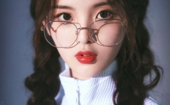 火箭少女孟美岐、杨超越疯狂种草的木九十金丝边眼镜，是时候列入年终必买清单里了！