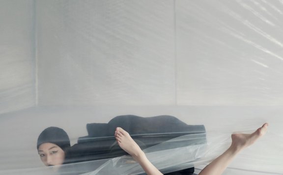 周冬雨封面大片曝光 俏皮鬼马演绎百变精灵