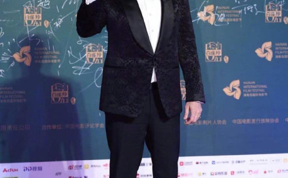 尼古拉斯凯奇大变样,一脸胡子穿西装,成全场焦点