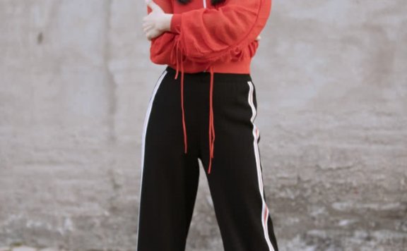 170高杨童舒穿上“香烟鞋”,脚细得像番薯!