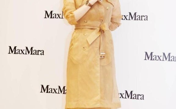 蒋欣换个发型穿风衣!