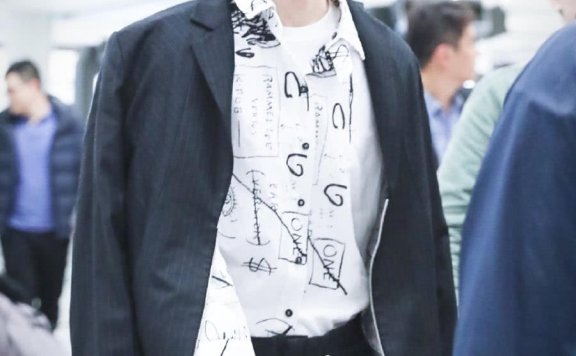 蔡徐坤真个性,花衬衫配阔腿裤,这种时尚感一般人驾驭不了!