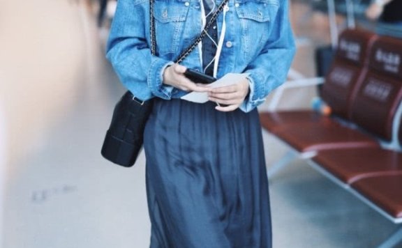 闫妮小白鞋搭配连衣裙,时髦还美如少女!