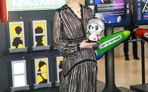 李嘉欣皮肤白皙穿复古长裙亮相，哪像48岁