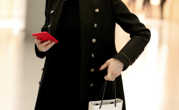 宋茜全黑现身机场街拍 如同二次元漫画美少女