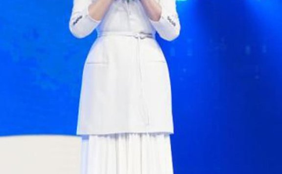 刘涛和田馥甄同穿白色裙子,上身换个搭配气场就大不一样