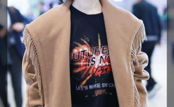 杨钰莹与陈数同穿流苏大衣，俗气和气质差距真大