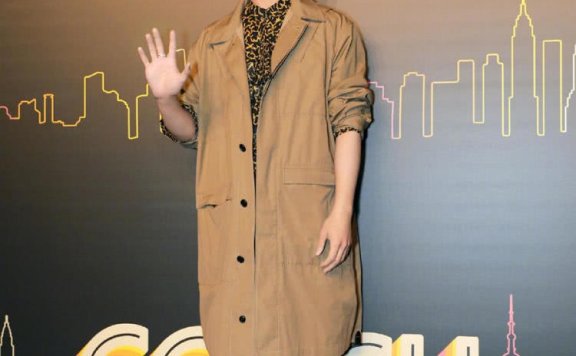 熊梓淇穿皮裤,大胆搭配红鞋,相当潮