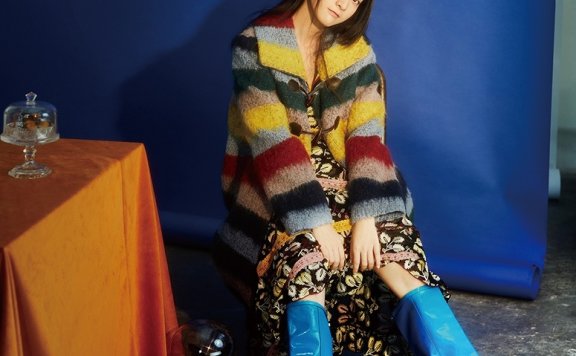 张雪迎曝光封面大片 丝绸连衣裙展现神秘魅力