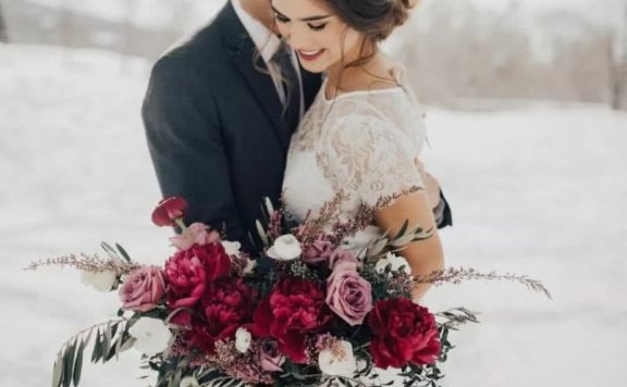 冬季冰雪自带香气?巧用花艺让整场婚礼光芒闪耀