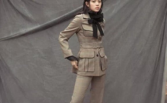 欧阳娜娜登时尚杂志,西装穿出超模气场,搭配蝴蝶结越变越美