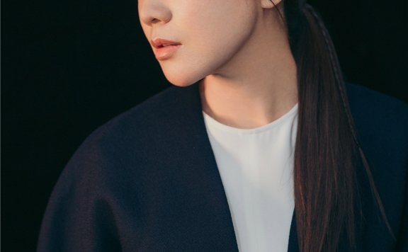 佟掌柜闫妮穿藏蓝色大衣年轻十几岁!