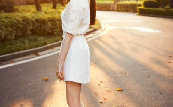 有一种时尚是“白毛衣+白裙”,金高银这样穿少女又清纯,真漂亮