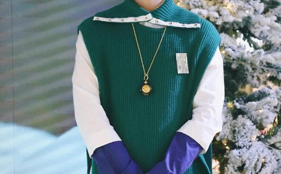 董岩磊染一头粉毛，大胆配绿色“貂”