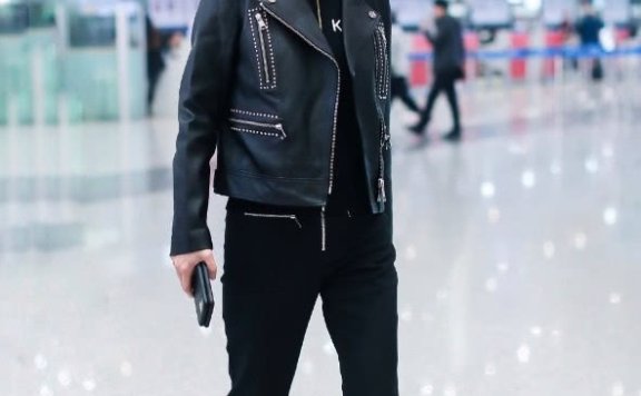 于文文露脚踝还把裤子往上卷,网友:腿毛都冻掉了