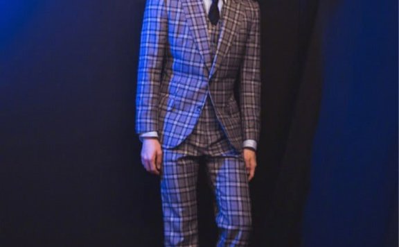 21岁侯明昊出席盛典,格纹西服时尚感爆棚,尽显少年摩登范