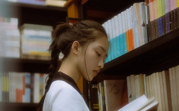 邓恩熙图书馆清纯写真图片