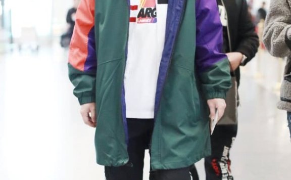 陈翔鞋面都被染红了，感觉快要滴到地板上了