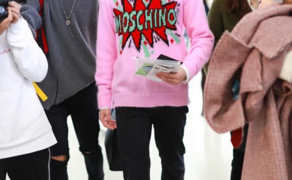 吴磊穿粉色毛衣，帅气又青春阳光