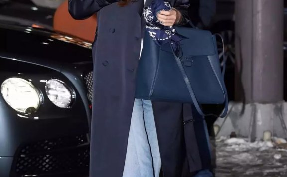 风衣+运动鞋，2018秋季最时髦混搭搭配套路！