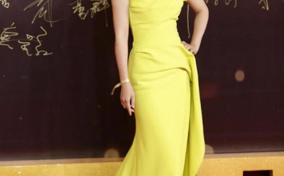 汤唯与章子怡同穿黄裙,一个秀水蛇腰,一个发型抢镜!