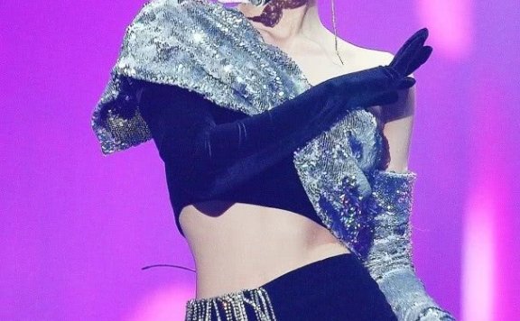 金智妮穿22cm裤子跳舞,火了“南瓜腿”