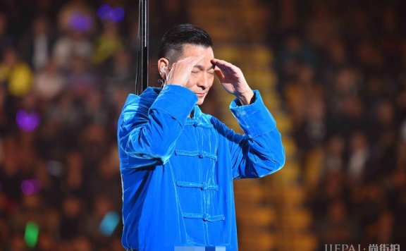 刘德华现场中止演唱会 泪流满面鞠躬道歉