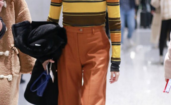 江疏影毛衣配阔脚裤，穿出1米8大长腿