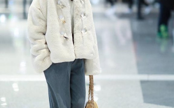 董洁阔腿裤+短大衣+报童帽时髦了!