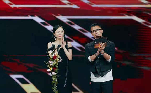 杨幂跟偶像谢霆锋站一起,瞬间也变成小迷妹 !