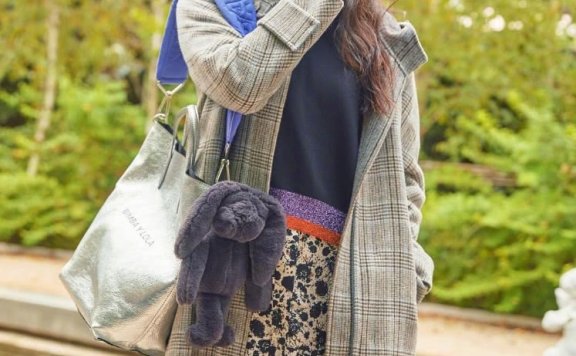 李圣经的腿已经超神了,但“奥特曼战靴”你别试,她也变大妈腿!