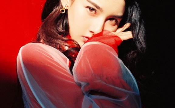 宋祖儿登《ELLE》时尚杂志 斑驳光影下展现少女本真