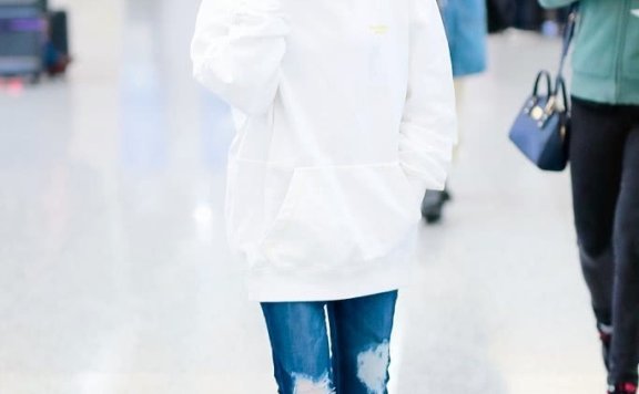 邓紫棋机场街拍 穿卫衣搭配破洞裤，配上烟熏妆整个人都变美了