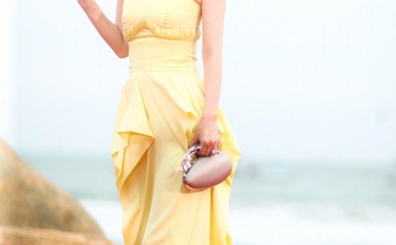 霍思燕穿亮黄色抹胸裙，少女感爆棚！