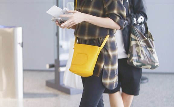 贾静雯针织衫配包臀裙优雅气质,搭配泡面刘海太减龄