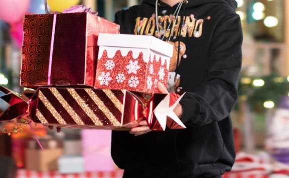 王俊凯换风格，穿条破洞裤凹造型