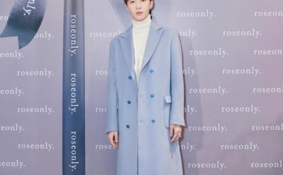 范丞丞玫瑰花大衣,穿出来效果比超模还好