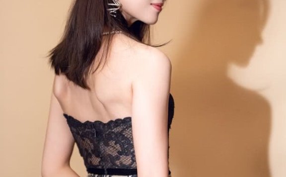 董洁穿抹胸裙,还展露了蝴蝶骨!