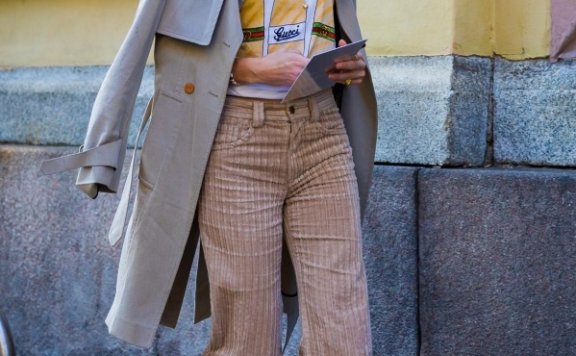 灯芯绒裤子搭配上衣 随性舒适不二选择